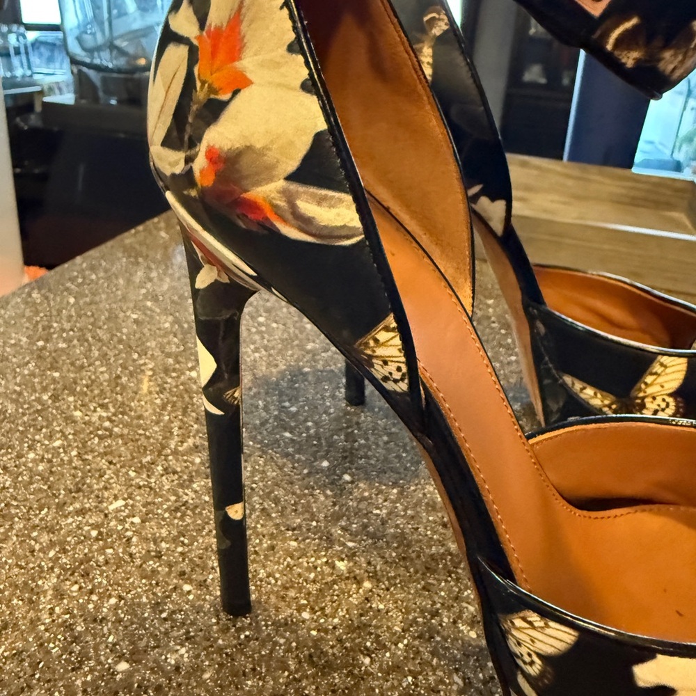 Paris Givenchy Runway heels. Easy to walk in. - Picture 2 of 6